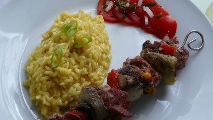 Risotto alla Milanese und Fleischspieß
