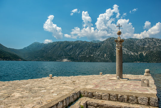 Klasztor św. Jerzego benedyktyn&oacute;w na wyspie św. Jerzego Ostr&oacute;w Sveti Dorde. Jedna z dw&oacute;ch wysepek w pobliżu wybrzeża miasta Perast w zatoce Kotor.