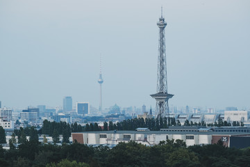 Fototapeta na wymiar Funkturm und Fernsehturm