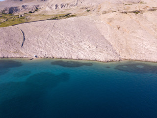 Vista aerea di una tenda di tendenza, copertura dal sole. Tenda bianca circondata da scogli e da...