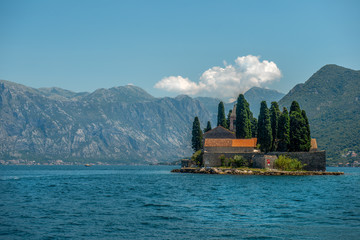 Klasztor św. Jerzego benedyktynów na wyspie św. Jerzego Ostrów Sveti Dorde. Jedna z dwóch wysepek w pobliżu wybrzeża miasta Perast w zatoce Kotor.