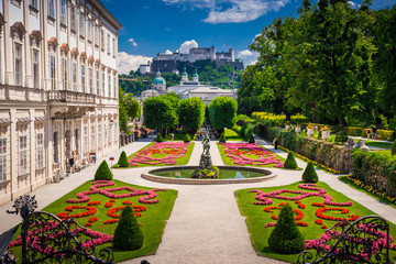 Fototapeta premium Pałac Mirabell i ogrody latem, zamek w Salzburgu w tle