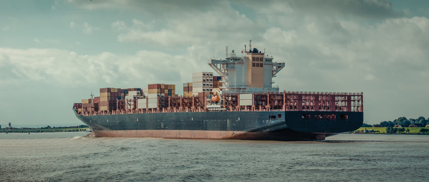 Containerschiff auf der Elbe 