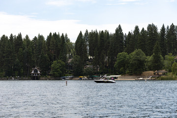 Fototapeta na wymiar lake arrowhead boat