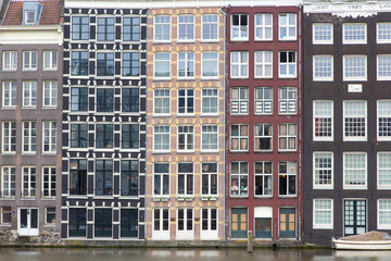 Obraz premium Fasady niektórych charakterystycznych budynków Amsterdamu