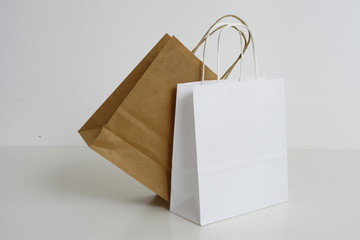 Papier Tüten vor weißen Hintergrund