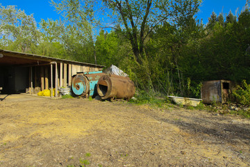 Obraz premium Old abandoned iron rusty tanks and metal structures. The crisis, the collapse of the economy, the cessation of production capacity, led to a collapse. The global catastrophe.