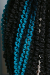 synthetic curls woven into hair in African style, voluminous hair, hairstyle, woven through brad, mamasita