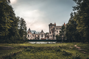 Obraz premium Ruins of destroyed ancient castle of estate of Khrapovitsky in Muromtsevo, Russia