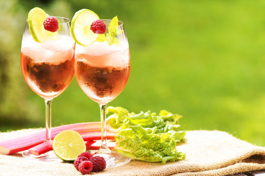 Cocktail "Hugo rose", Hugo, Himbeeren, Rhabarber, Textraum, copy space