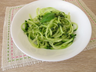 Spaghetti Gurkensalat aus Gemüsenudeln vom Spiralschneider