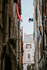 Fototapeta na wymiar Laundry hanging to dry in Venice alley