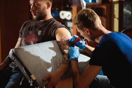 Tattooist makes a tattoo.