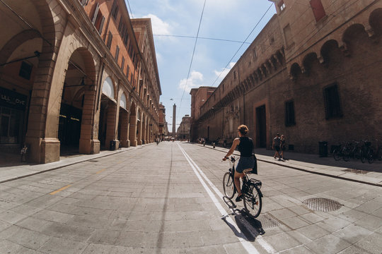 Ragazza in bicicletta a Bologna, Emilia Romagna
