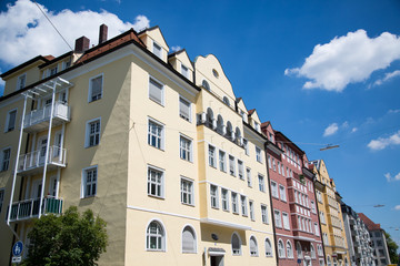 Fototapeta na wymiar wunderschöne Altbauhäuser in München