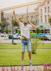 Obraz premium A young man plays a game wearing virtual reality glasses on the street.