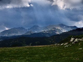 Ciel d'orage avec nuage gris en montagne dans les pyrénées