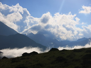 Brume le soir en montagne avec brouillard et soleil