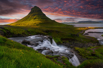 Mooi watervallandschap bij Kirkjufell-berg, Snaefellsnes-schiereiland, IJsland
