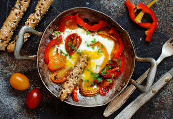 Fried egg with a bell pepper and tomatoes