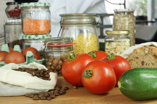 Epicerie - alimentaire / &eacute;tale de l&eacute;gumes, produits secs, oeuf et caf&eacute;