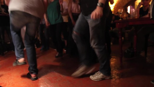 many people feet are dancing