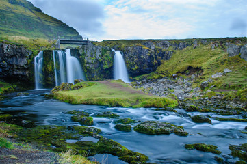 Wasserfall vor Berg