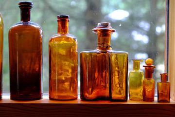 Flaschensammlung auf der Fensterbank