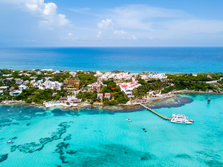 An aerial view of Isla Mujeres in Cancun, Mexico - obrazy, fototapety, plakaty