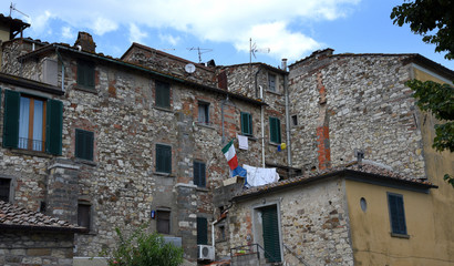 Fototapeta na wymiar Verschachtelte Backsteingebäude in der historischen Altstadt von Radda im Chianti