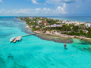 An aerial view of Isla Mujeres in Cancun, Mexico - obrazy, fototapety, plakaty