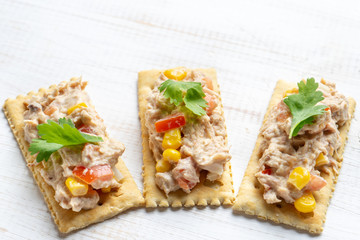 Tuna salad with crackers