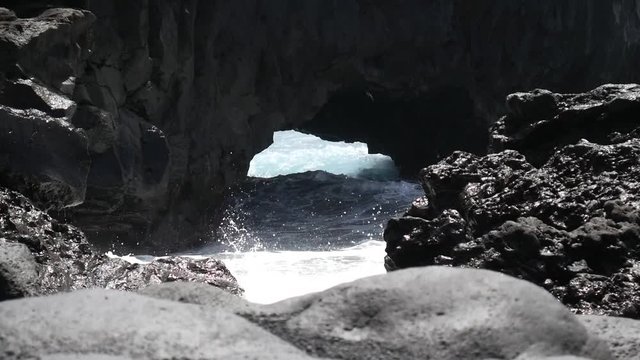 Wellen brechen an den Felsen V6
