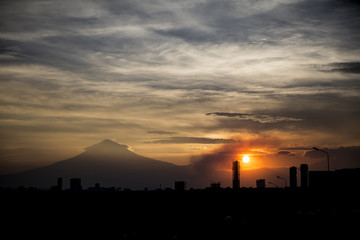 Fototapeta na wymiar Atardecer en la ciudad de Puebla