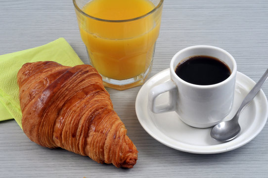 Caf&eacute;,croissant et jus d'orange 