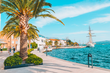 Obraz premium panoramic view of resort city at seaside with big white ship in port