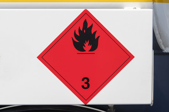 Gefahrzettel "Entz&uuml;ndbare fl&uuml;ssige Stoffe 3 - Flamme Schwarz" an einem LKW