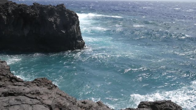Wellen brechen an den Felsen V2