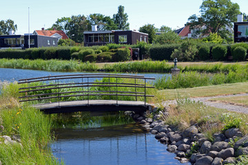 Fototapeta na wymiar Teich mit Brücke in Borgholm auf Öland Schweden