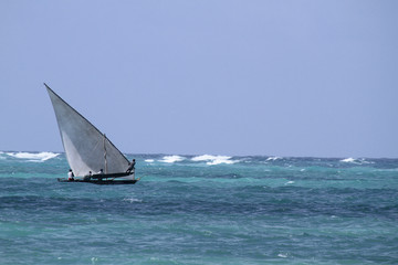 Fototapeta na wymiar Dhow-Boot mit Segel, Sansibar, Indischer Ozean, Ostafrika