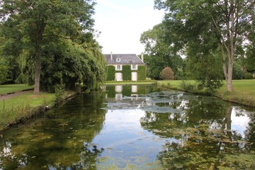 Maison devant un étang en Normandie