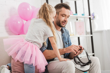 Obraz premium handsome father and cute daughter using vr headset together at home