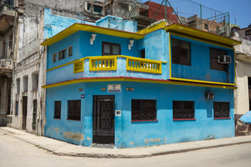 Fototapeta na wymiar buntes Haus in Kuba