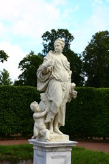 Fototapeta na wymiar ancient sculptures in the summer park