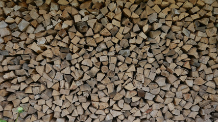 積み上げられた薪