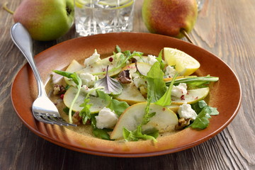 Salad with pears, arugula, cream cheese and walnuts