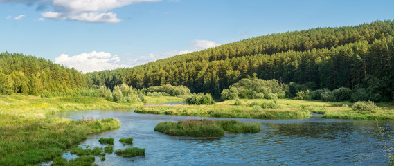 панорама летнего пейзажа на берегу уральской реки с...