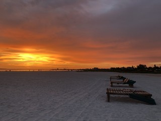 Traumhafter Sonnenuntergang über dem Golf von Mexico vom Fort Myers Beach