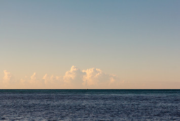 Obraz premium Sunrise bronze clouds at blue blue sea