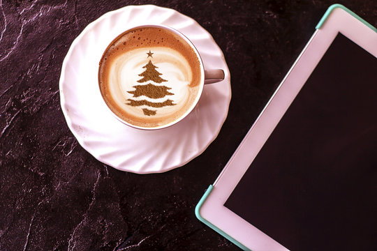 christmas tree ,drawing on latte art coffee cup